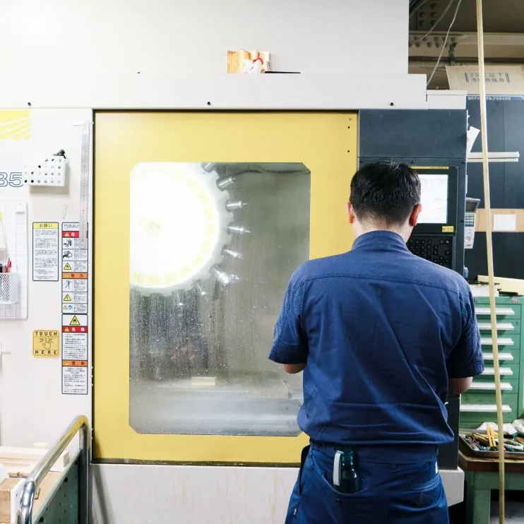 工場で機械を操作するスタッフ